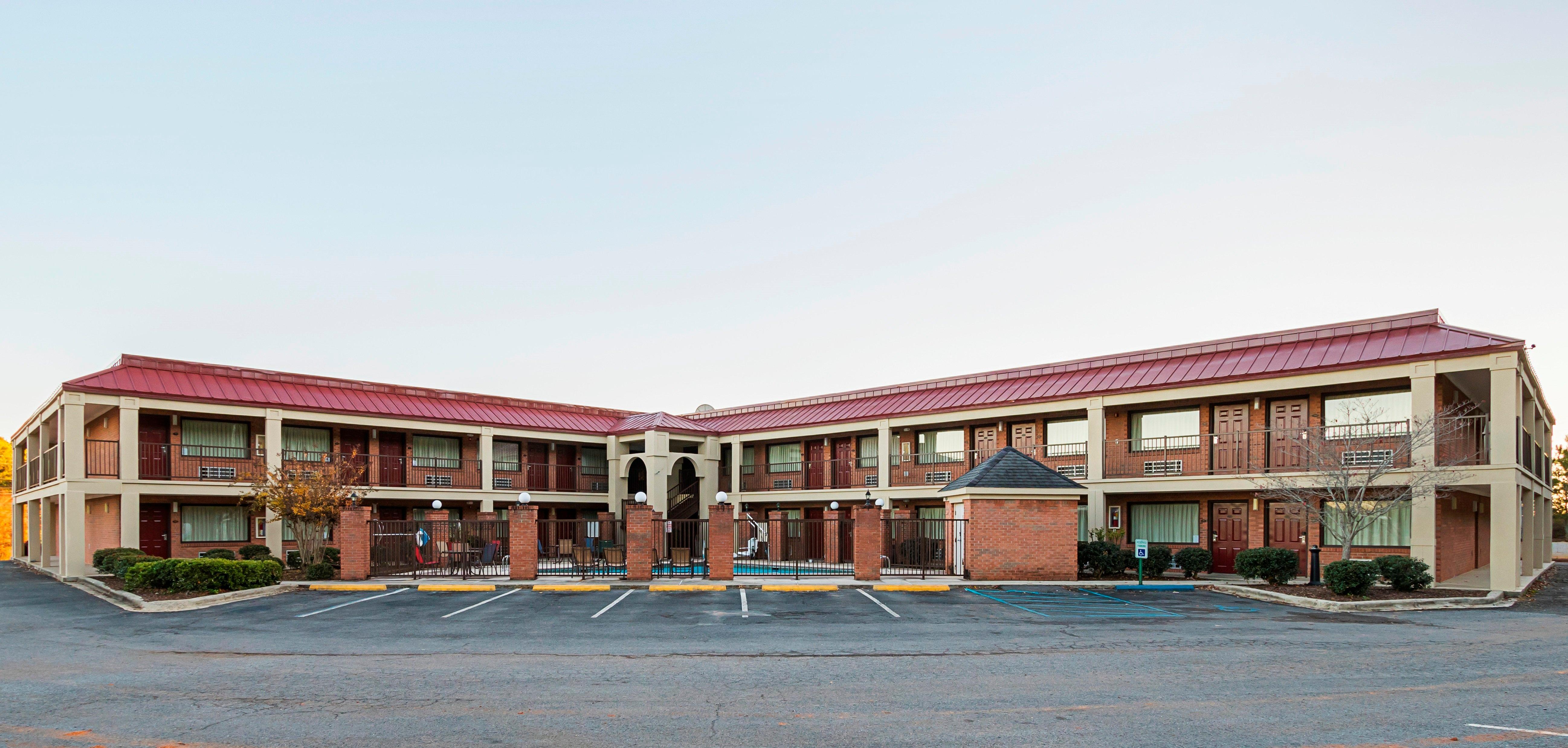 Red Roof Inn & Suites Скотсборо Экстерьер фото